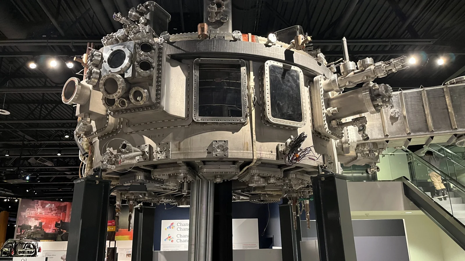 Tokamak nuclear fusion research device